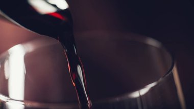 Kırmızı şarap dök, yakın plan.