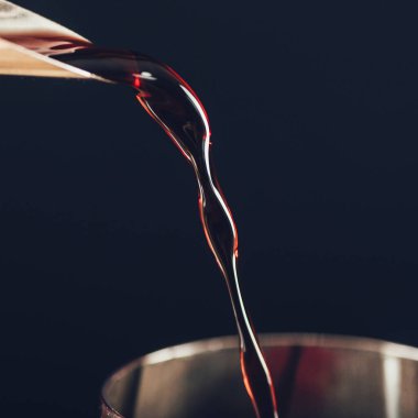 Kırmızı şarap dök, yakın plan.