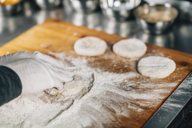 Şefin eli restoranda para kazanıyor.