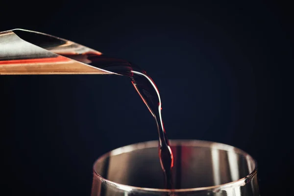 Versare Vino Rosso Primo Piano — Foto Stock