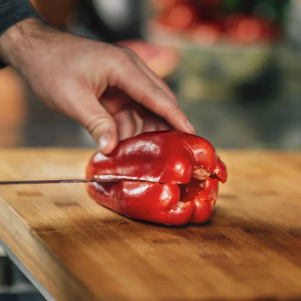 Preparo Cena Chef Che Tiene Coltello Taglia Peperone Rosso Primo — Foto Stock