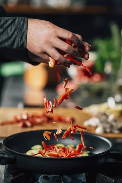 Cucina Vegana Ristorante Chef Mano Aggiungendo Peperoni Rossi Tagliati Fette — Foto Stock
