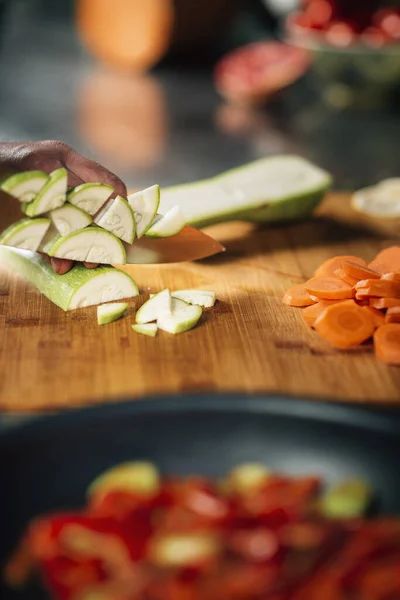 Taglio Zucchine Fresche Preparazione Pasti Vegani Primo Piano — Foto Stock