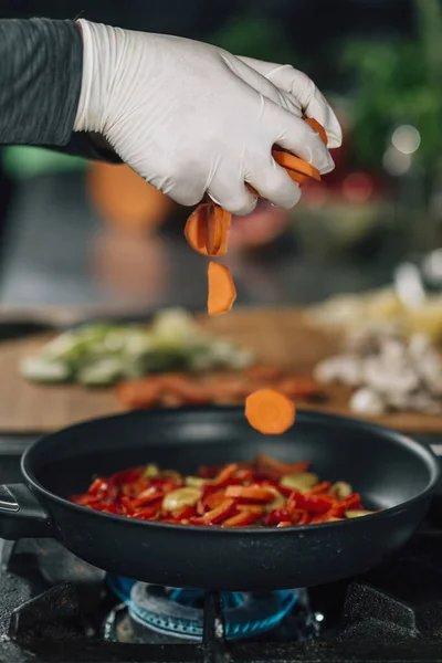 Vegane Restaurantküche Aufgeschnittene Möhren Fallen Eine Pfanne Bewegungsunschärfe — Stockfoto