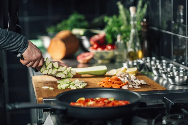 新鮮なズッキーニを切る レストランで健康的なビーガン料理を作るシェフ クローズアップ — ストック写真