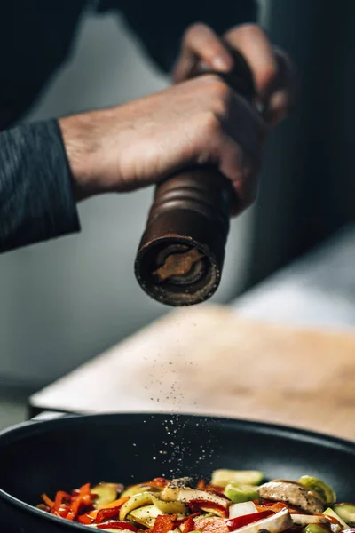 프라이팬에 가루를 요리사의 뿌려진 푸르르 — 스톡 사진