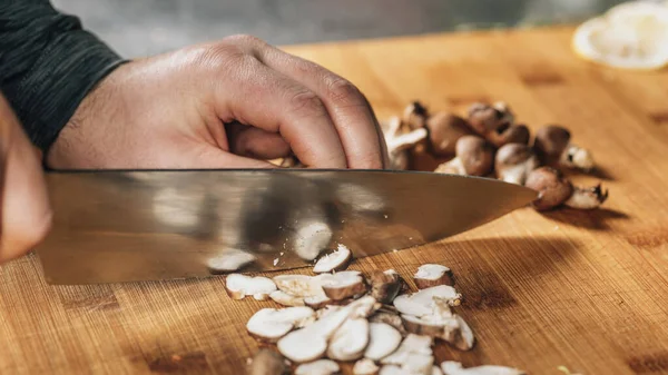 Szef Kuchni Kroi Grzyby Shiitake Nożem Drewnianej Desce Krojenia — Zdjęcie stockowe