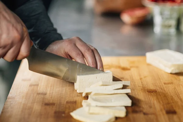 Przygotowuję Wegański Posiłek Kucharze Ręcznie Kroją Ser Tofu Nożem Drewnianej — Zdjęcie stockowe