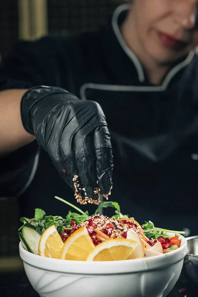 Vrouwelijke Kok Restaurant Versieren Salade Met Sesam — Stockfoto