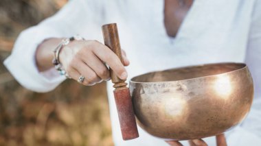Tibet şarkı kasesi ses terapisinde. Yakın çekim. 