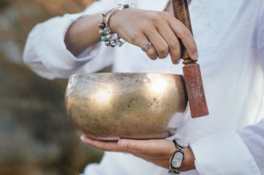 Tibet şarkı kasesi ses terapisinde. Yakın çekim. 