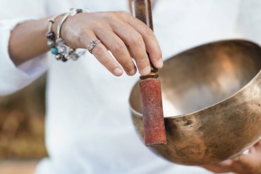 Tibet şarkı kasesi ses terapisinde. Yakın çekim. 