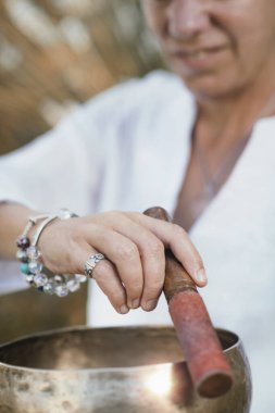 Tibet şarkı kasesinde çalan kadın. 