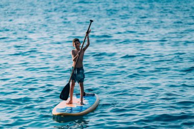 Çocuk Stand Up Paddling Kurulu 'yla eğleniyor. 