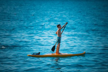 Çocuk Stand Up Paddling Kurulu 'yla eğleniyor. 