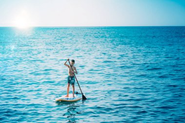 Çocuk Stand Up Paddling Kurulu 'yla eğleniyor. 
