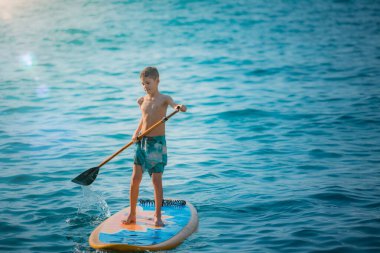 Çocuk Stand Up Paddling Kurulu 'yla eğleniyor. 