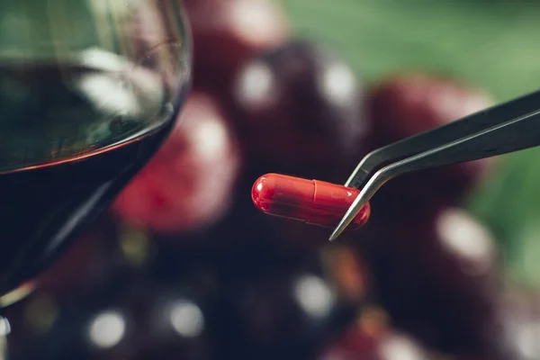 Resveratrol Suplementos Com Uvas Desfocadas Copo Vinho Tinto Fundo Macro — Fotografia de Stock