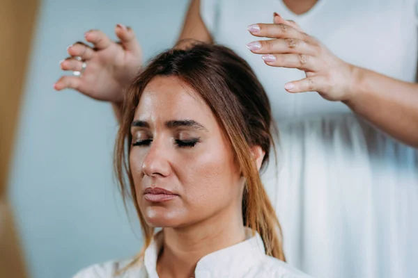 Terapeuta Shamballa Sosteniendo Las Manos Sobre Cabeza Clienta Tratamiento Con — Foto de Stock