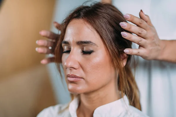 シャンバラ療法士は女性のクライアントの頭の上に手を保持 シャンバラ治療 — ストック写真