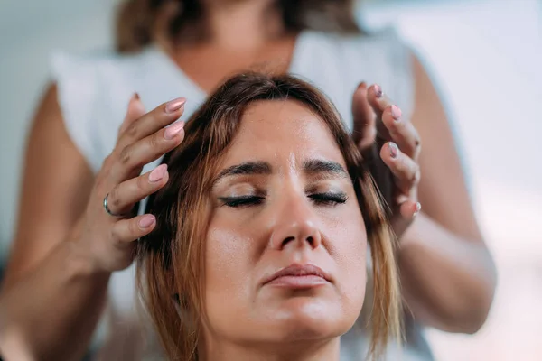 Shamballa Therapeut Handen Boven Het Hoofd Van Vrouwelijke Cliënt Behandeling — Stockfoto