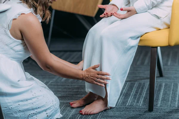 Shamballa Therapeut Handen Boven Benen Van Vrouwelijke Cliënt — Stockfoto