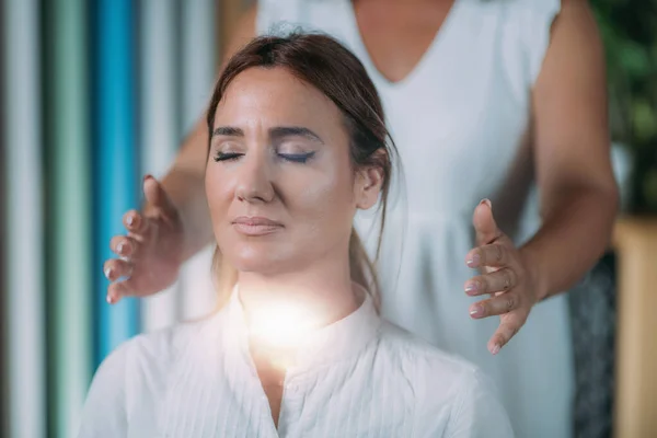 Terapeuta Shamballa Segurando Mãos Sobre Ombros Cliente Feminino Tratamento Shambhala — Fotografia de Stock