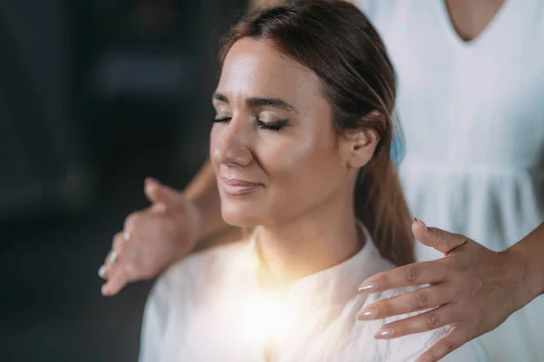 Shamballa Therapeut Houdt Handen Schouders Van Vrouwelijke Cliënt Behandeling Met — Stockfoto