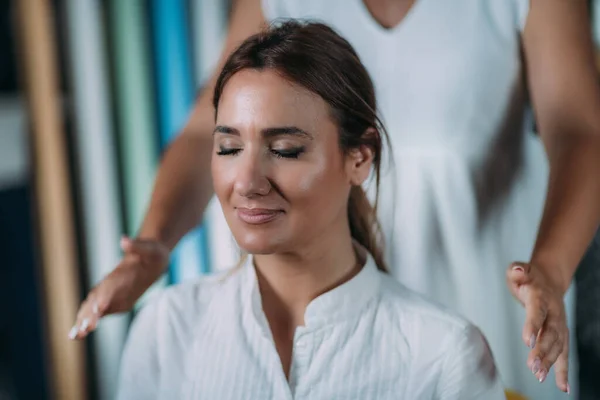 シャンバラ療法士は女性の顧客の肩の上に手を保持 シャンバラ治療 — ストック写真