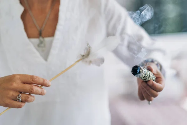 Ženská Ruka Drží Svazek Sušené Šalvěje Byliny Provádí Rozmazání Rituál — Stock fotografie