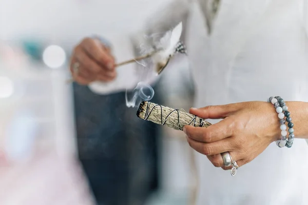 Vrouwen Hand Vasthouden Bundel Gedroogde Salie Kruid Het Uitvoeren Van — Stockfoto