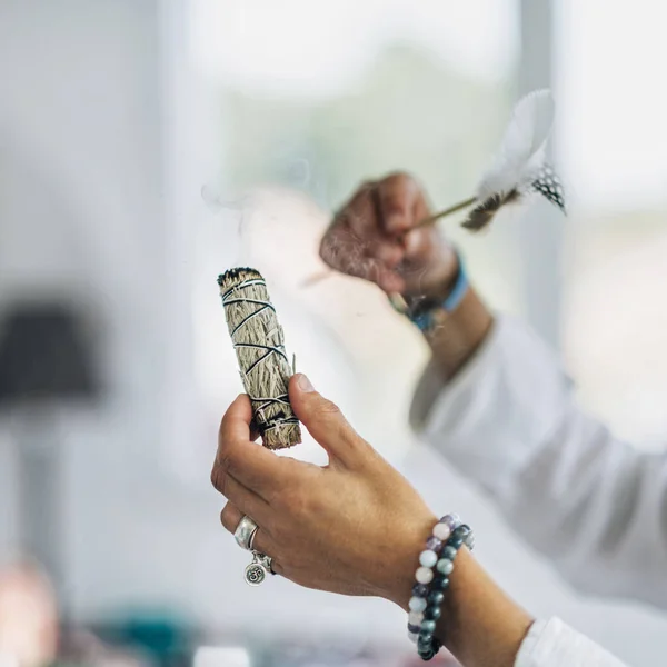 Smudging Handen Van Een Spirituele Vrouw Met Brandende Salie Vlek — Stockfoto