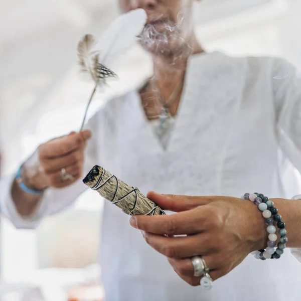 Womans Mână Exploatație Ardere Salvie Pata Stick Răspândirea Fumul Jurul — Fotografie, imagine de stoc