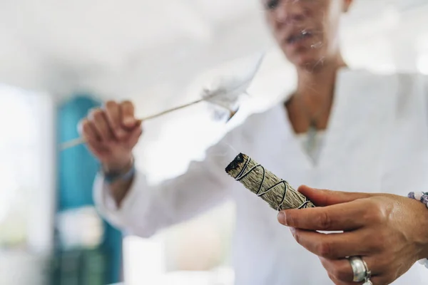 Mujeres Mano Sosteniendo Salvia Ardiente Mancha Palo Extendiendo Humo Alrededor — Foto de Stock