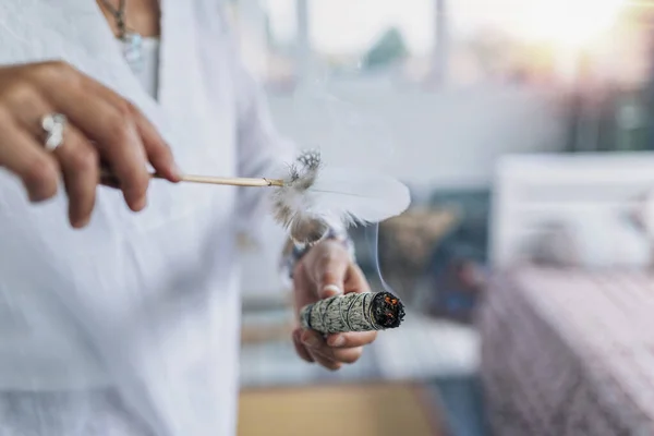 Womans Mână Exploatație Ardere Salvie Pata Stick Răspândirea Fumul Jurul — Fotografie, imagine de stoc