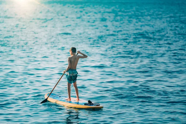 Menino Divertindo Com Stand Paddling Board — Fotografia de Stock