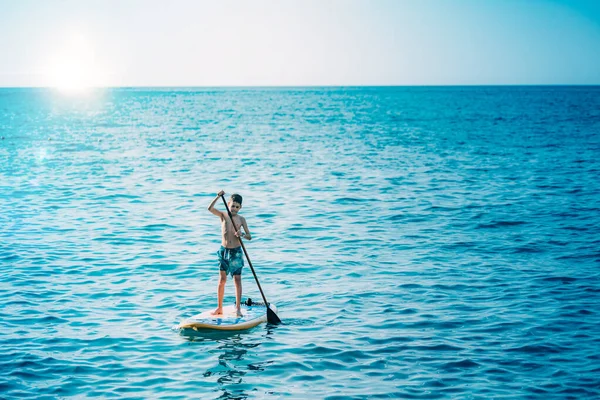 Junge Hat Spaß Mit Stand Paddling Board — Stockfoto