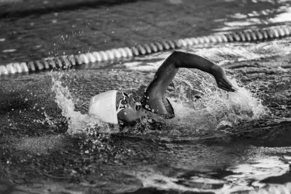 Vrouwelijke Zwemmer Training Het Zwembad Voor Kruipen Zwemmen Stijl — Stockfoto