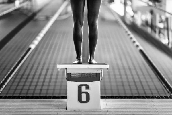 Kadın Yüzücü Başlangıç Pozisyonunda Duruyor — Stok fotoğraf