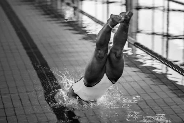 Female Swimmer Juping Pool — Stock Photo, Image