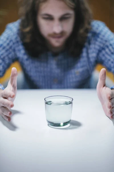 Tânăr Care Încearcă Dezvolte Puteri Telekinetice Practicând Pahar Apă — Fotografie, imagine de stoc