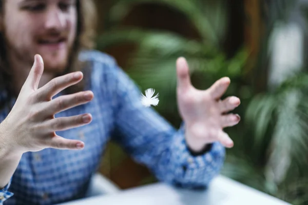 Potere Telecinetico Giovane Uomo Che Pratica Telecinesi Con Piuma — Foto Stock