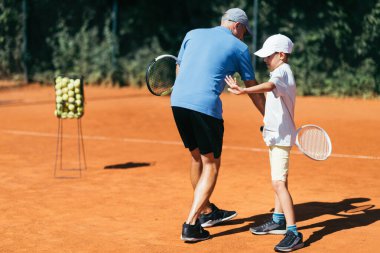 Clay Court 'taki Genç Yetenekli Tenis Eğitmeni. Tenis Dersine Giden Çocuk.