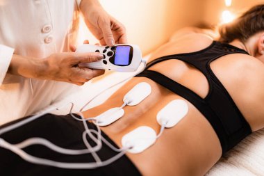TENS Elektrod pedlerle Belden Aşağı Fizik Terapi, Transcutaneous Electrical Sinir Uyarımı. Hastanın Beline Elektrotlar