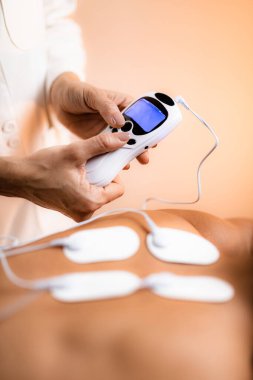 TENS Elektrotlu Üst Sırt Fizik Terapisi, Transcutaneous Electrical Sinir Uyarımı. 