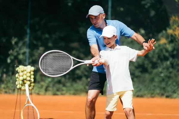 Entrenamiento Niño Con Instructor Tenis Una Cancha Arcilla — Foto de Stock