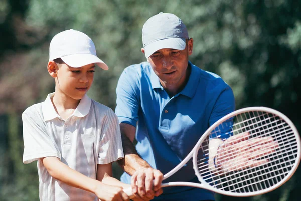 Sonriente Entrenador Tenis Enseñando Boy Cómo Jugar Tenis Lección Tenis — Foto de Stock