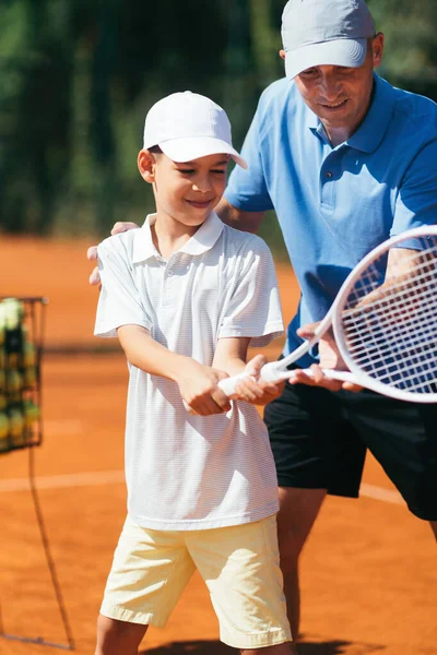 Tennisinstruktör Med Unga Talanger Clay Court Pojke Med Tennislektion — Stockfoto