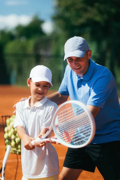 Tennisinstruktör Med Unga Talanger Clay Court Pojke Med Tennislektion — Stockfoto