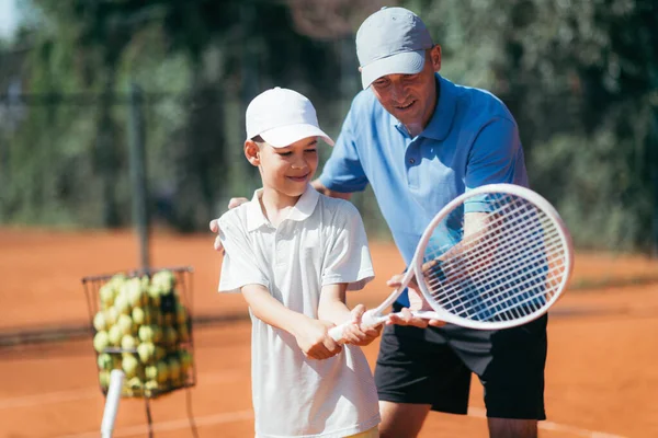 Sonriente Entrenador Tenis Enseñando Boy Cómo Jugar Tenis Lección Tenis — Foto de Stock